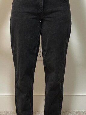 Black high-waisted jean